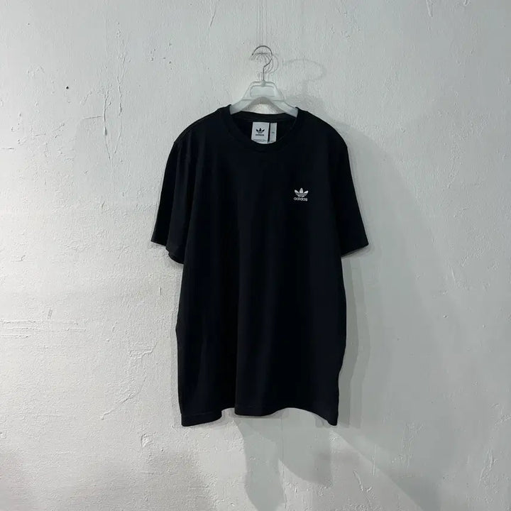 [BUNJANG] Adidas Black and White Short Sleeve T-Shirt Size 105 / 아디다스 검흰 반팔티 105