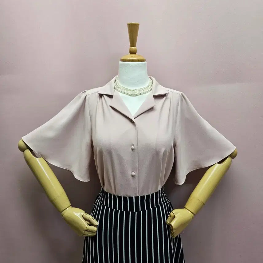 [BUNJANG] LIRIN Pale Pink Bell Sleeve Bean Button Blouse / 리린 연핑크 나팔소매 콩단추 블라우스