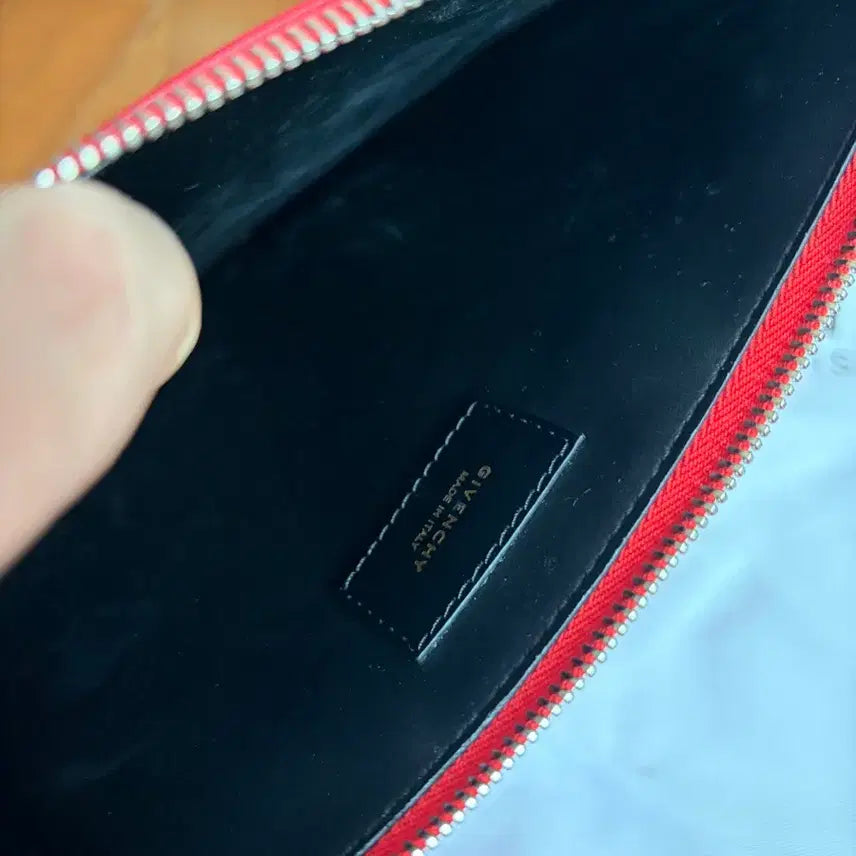 [BUNJANG] Givenchy Logo Leather Clutch / 지방시 로고 가죽클러치