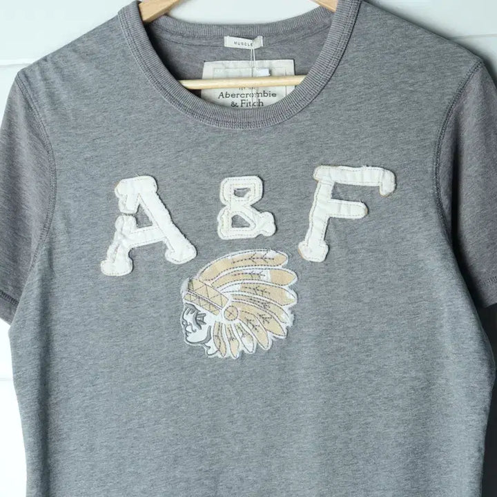 [BUNJANG] Abercrombie &amp; Fitch Short Sleeve T-Shirt Grey Y2K / (M-L) 아베크롬비 반팔 티셔츠 Y2K 유행 그레이 희귀-7574