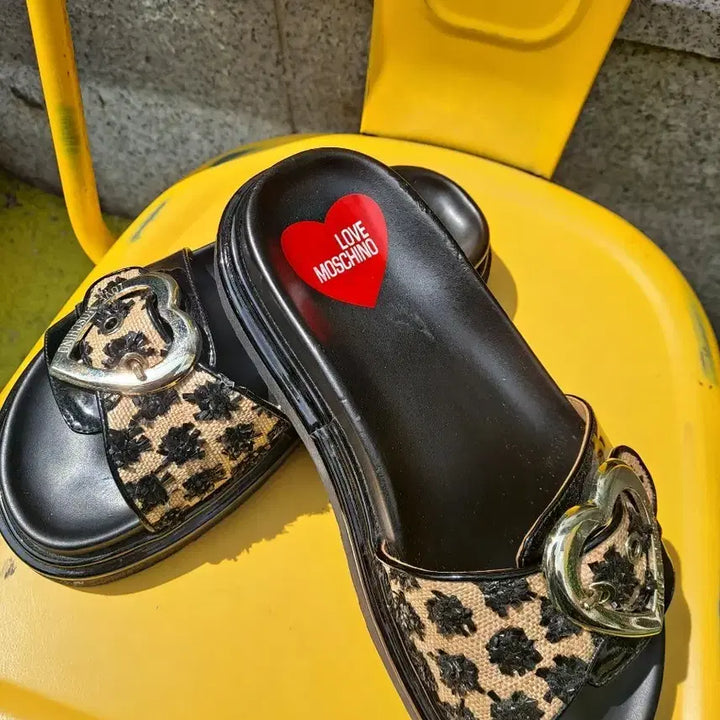 [BUNJANG] Love Moschino Heart Buckle Slides / 러브 모스키노 하트 버클 슬리퍼