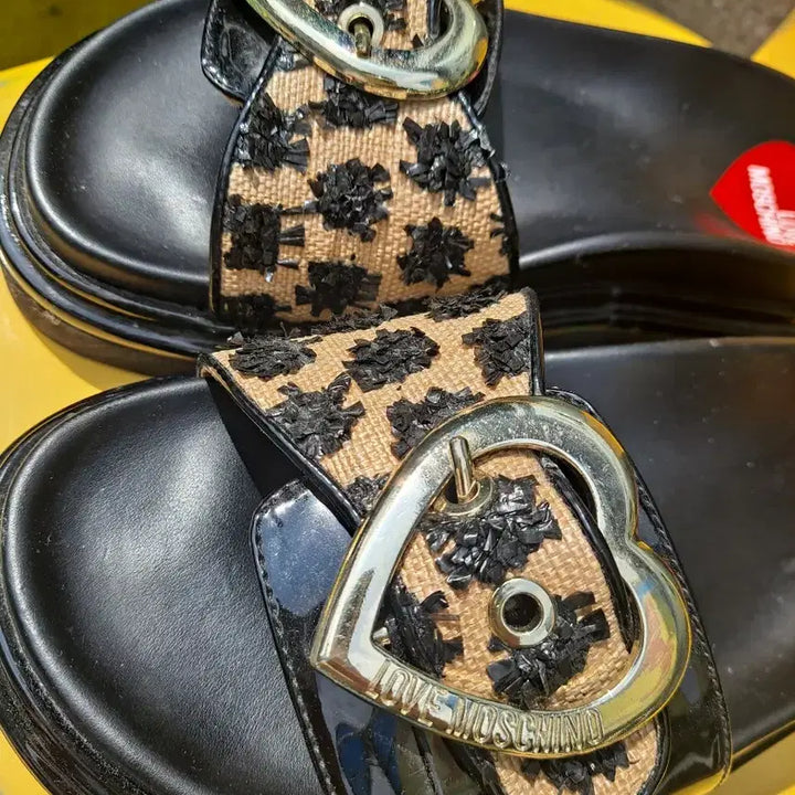 [BUNJANG] Love Moschino Heart Buckle Slides / 러브 모스키노 하트 버클 슬리퍼