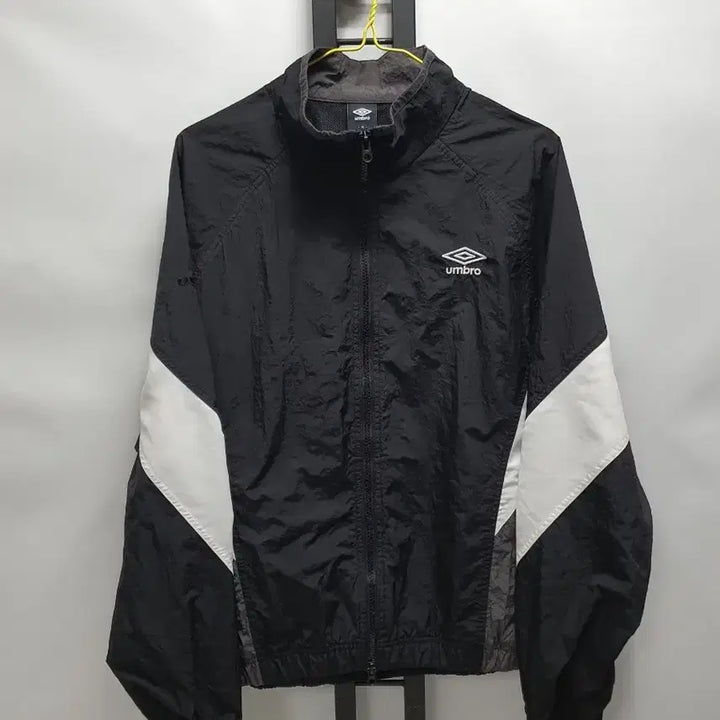 [SOLD OUT] 엄브로 바람막이 딜라이트 빅로고 스텐넥 웜업 우븐 자켓 블랙 95