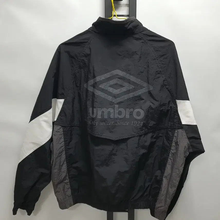 [SOLD OUT] 엄브로 바람막이 딜라이트 빅로고 스텐넥 웜업 우븐 자켓 블랙 95