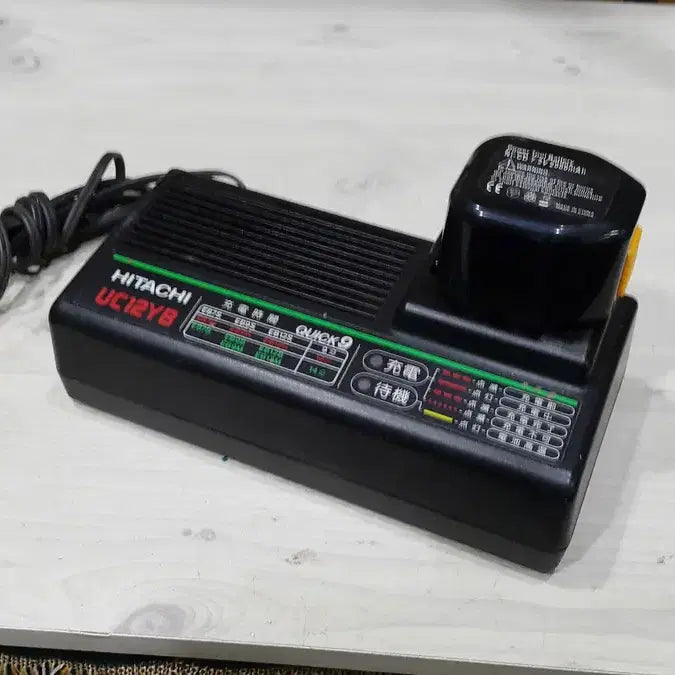 [BUNJANG] Hitachi UC12YB Charger and EB12 Battery Pack / 히다치 UC12YB 충전기와 EB12 충전지/내용필독