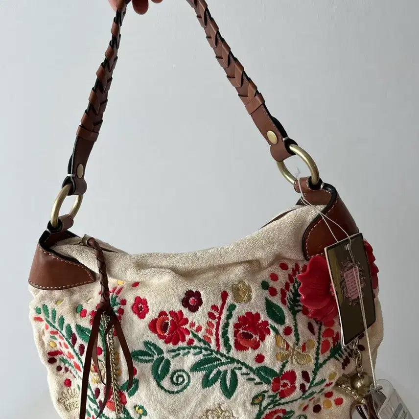 [BUNJANG] Juicy Couture Embroidered Shoulder Bag Ivory / 쥬시꾸뛰르 가방 보호 자수 숄더백