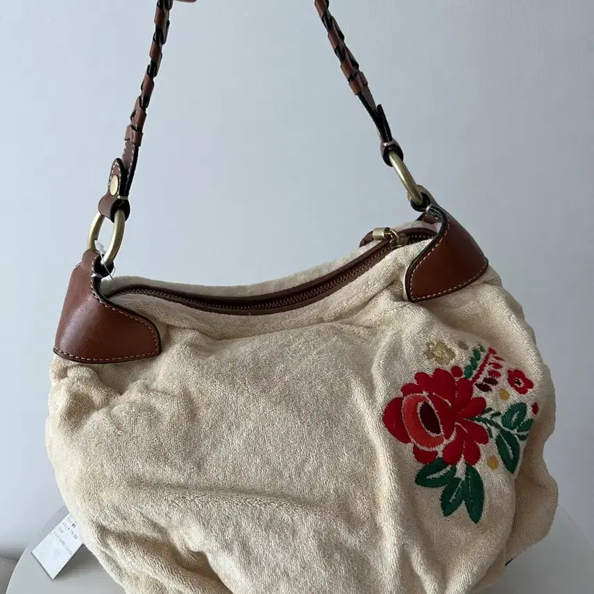[BUNJANG] Juicy Couture Embroidered Shoulder Bag Ivory / 쥬시꾸뛰르 가방 보호 자수 숄더백