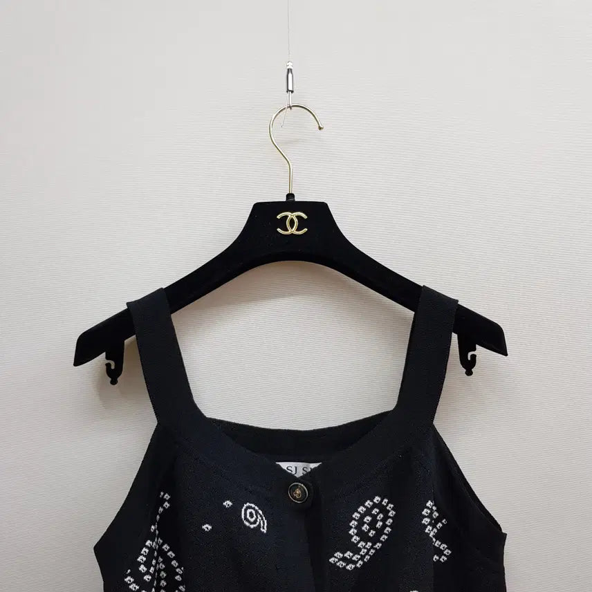 [BUNJANG] SJSJ 2023 Bandana Pattern Knit Sleeveless Top (Size F) / 한섬 SJSJ 2023 반다나 패턴 니트 슬리브리스 탑 F사이즈