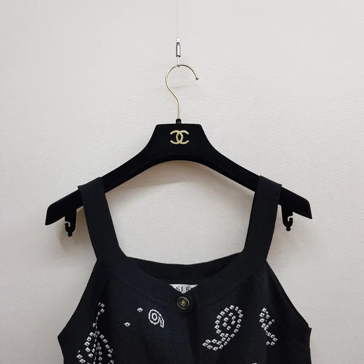 [BUNJANG] SJSJ 2023 Bandana Pattern Knit Sleeveless Top (Size F) / 한섬 SJSJ 2023 반다나 패턴 니트 슬리브리스 탑 F사이즈