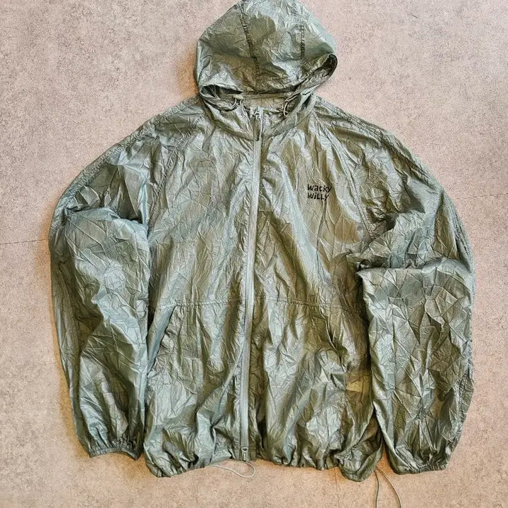 [BUNJANG] Wackywilly Light Lettering Windbreaker Olive Green / 와키윌리 라이트 레터링 윈드브레이커 올리브 그린