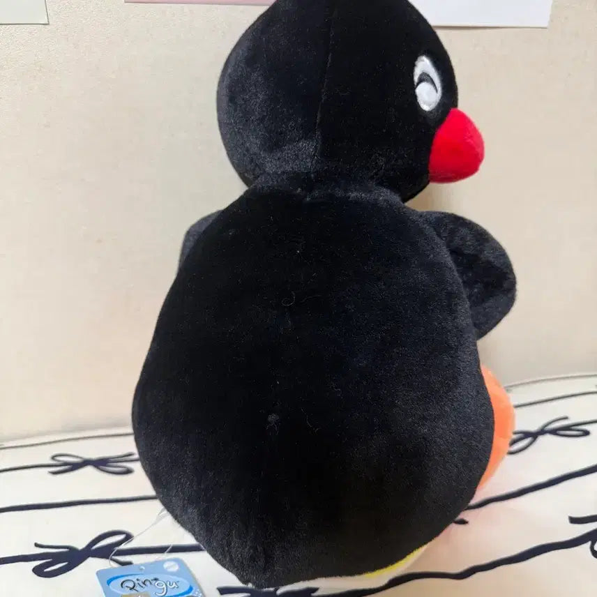 [BUNJANG] Pingu Plush Toy Holding Flower (Medium) / 꽃을 든 핑구 중형인형 팝니다