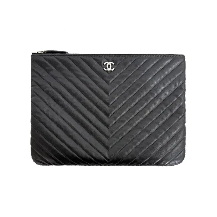 [BUNJANG] Chanel Chevron Studded Clutch Black New Medium / [뉴 미듐] 샤넬 쉐브론 스터드 클러치 블랙 (26) 2MAZVP2Q