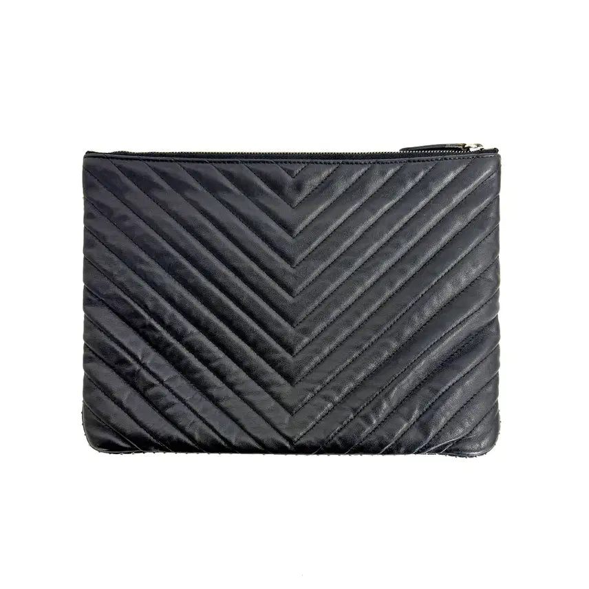 [BUNJANG] Chanel Chevron Studded Clutch Black New Medium / [뉴 미듐] 샤넬 쉐브론 스터드 클러치 블랙 (26) 2MAZVP2Q
