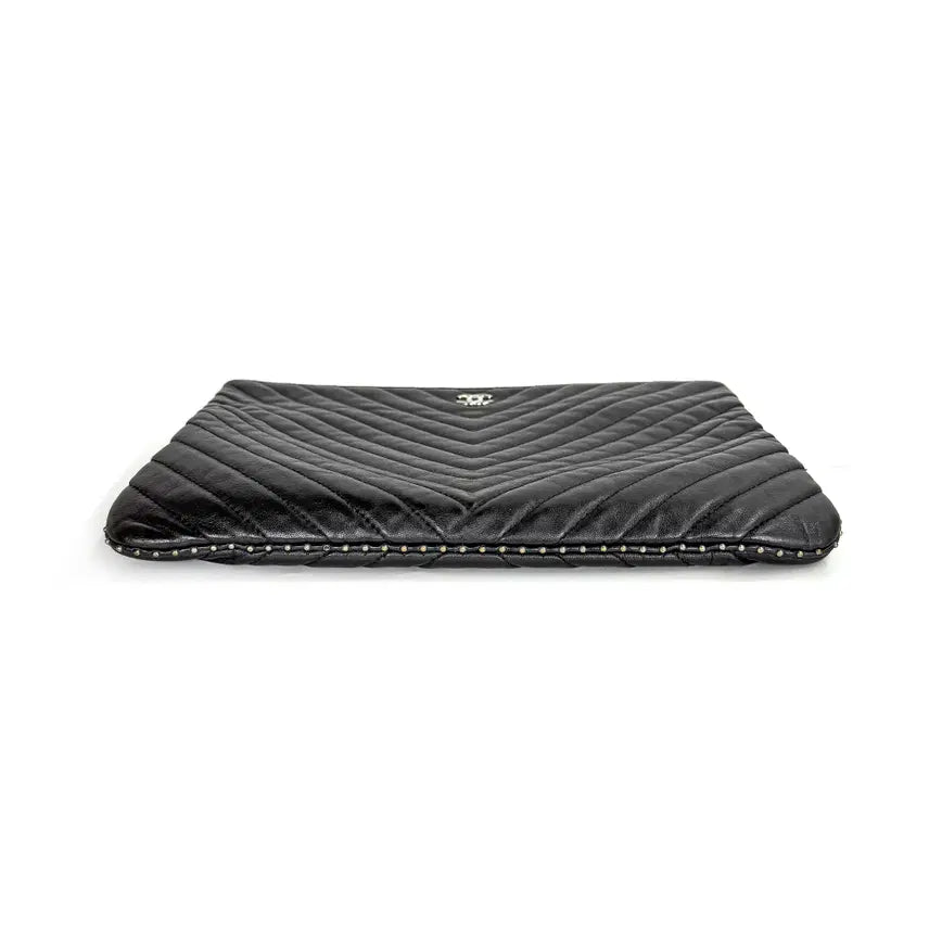 [BUNJANG] Chanel Chevron Studded Clutch Black New Medium / [뉴 미듐] 샤넬 쉐브론 스터드 클러치 블랙 (26) 2MAZVP2Q