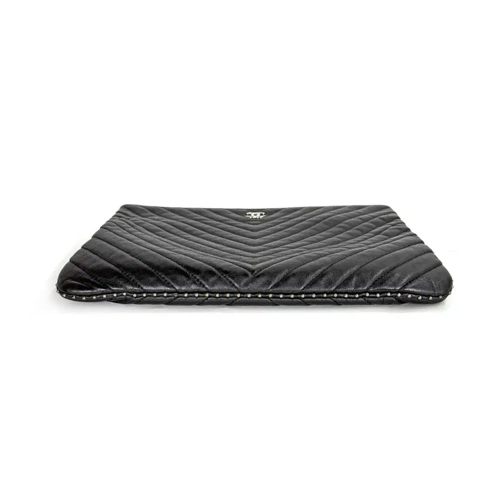 [BUNJANG] Chanel Chevron Studded Clutch Black New Medium / [뉴 미듐] 샤넬 쉐브론 스터드 클러치 블랙 (26) 2MAZVP2Q