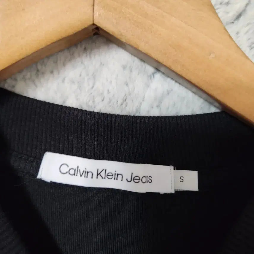 [BUNJANG] Calvin Klein Cropped Short Sleeve T-Shirt Size S / 699A [S] 캘빈클라인 크롭 반팔 티셔츠