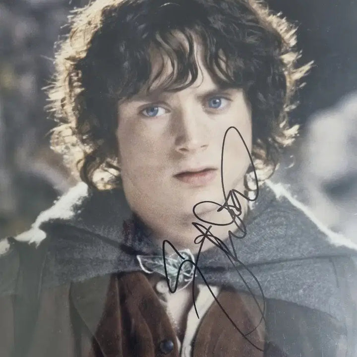 [BUNJANG] Elijah Wood Frodo Autographed 8x10 Photo / 반지의 제왕 프로도 사인 사진
