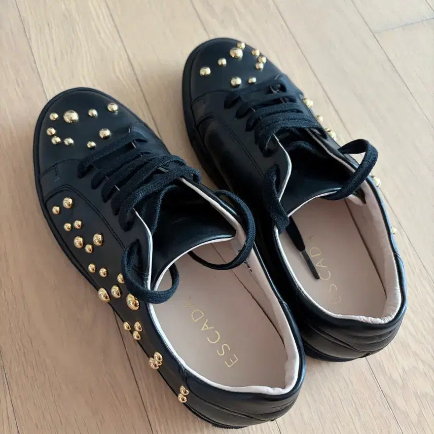 [BUNJANG] Escada Studded Black Sneakers / 에스까다 스터드 장식 블랙 스니커즈