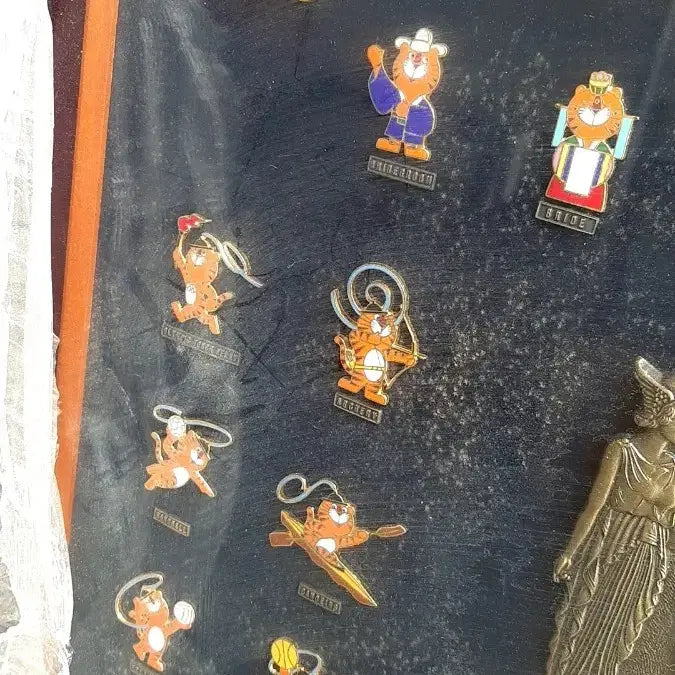 [BUNJANG] 1988 Seoul Olympics Hodori Badge Frame with Commemorative Medal / 호돌이 뱃지 액자
