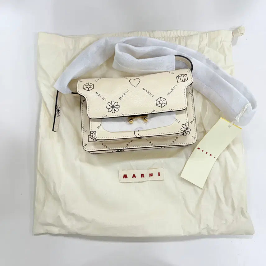 [SOLD OUT] 정품  새 상품 (미사용) 정품 MARNI 마르니 미니 트렁크백 크로스백