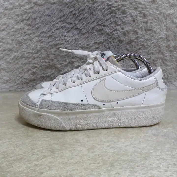 [BUNJANG] Nike Blazer Low Platform Sneakers / 후루룩구제2 245 나이키 블레이저 로우 플랫폼 운동화중고신발260512