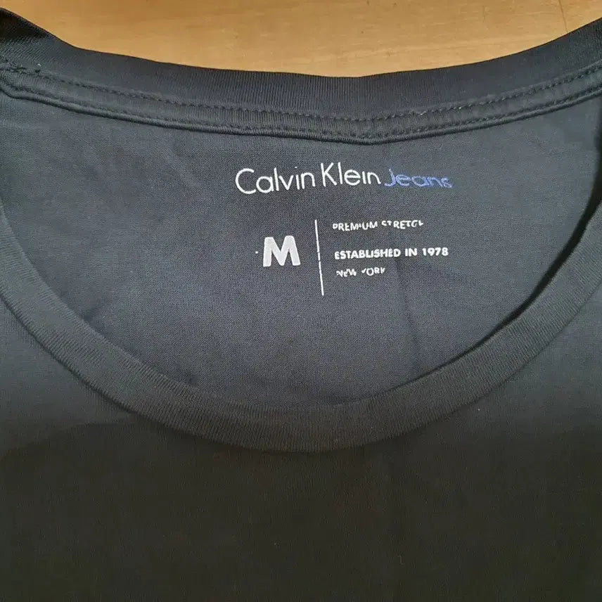[BUNJANG] Calvin Klein Jeans Black Cut-Out Short Sleeve T-Shirt - Medium / 캘빈클라인 진 블랙 절개 반팔 티셔츠 M