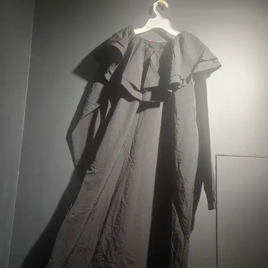 [BUNJANG] Black Long Dress with Frill Decoration / 블랙 롱 원피스 프릴 장식