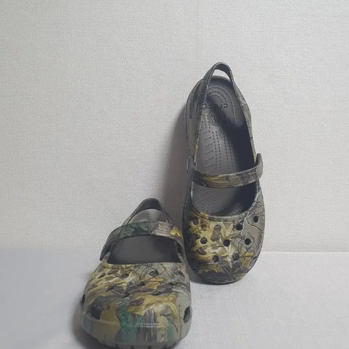 [BUNJANG] Crocs Shaina RT Camo Flat Mary Jane Sandals / 230mm 크록스 샤이나 RT 카모 플랫 메리제인 샌들 W6