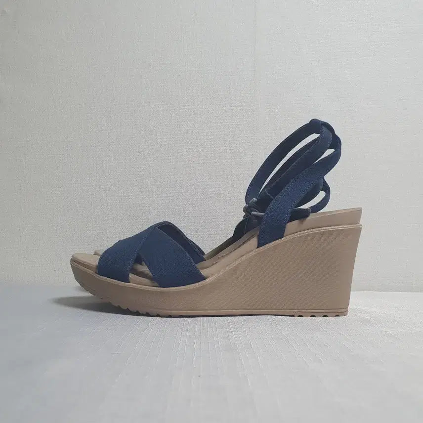 [BUNJANG] Crocs Ray Wedge 2 Ankle Strap Wedge Sandals Navy Beige W7 / 240mm 크록스 레이웨지2 앵클 스트랩 웨지 샌들 네이비 베이지 W7