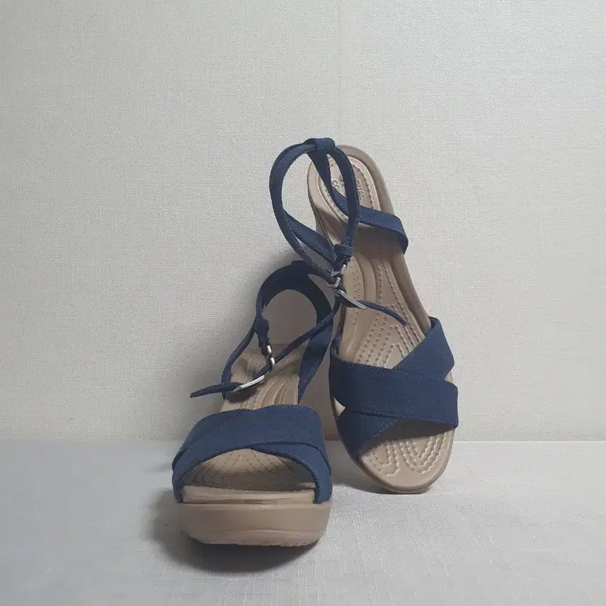 [BUNJANG] Crocs Ray Wedge 2 Ankle Strap Wedge Sandals Navy Beige W7 / 240mm 크록스 레이웨지2 앵클 스트랩 웨지 샌들 네이비 베이지 W7