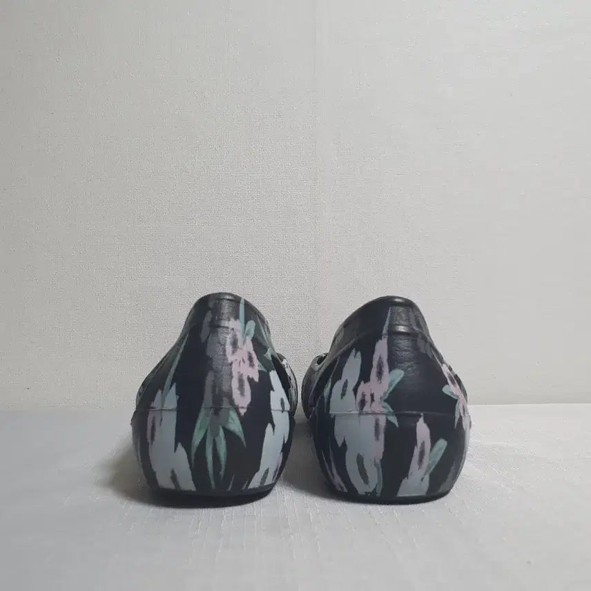 [BUNJANG] Crocs Laura Printed Flat Black Flower Women&