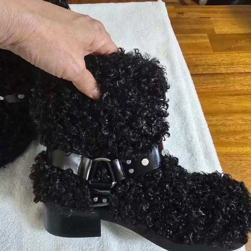 [BUNJANG] SUECOMMA BONNIE Black Fuzzy Studded Boots / 슈콤마보니 블랙 뽀글이 부츠