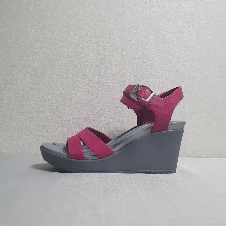 [BUNJANG] Crocs RayWedge 2 Ankle Strap Wedge Sandals / 230mm 크록스 레이웨지2 앵클 스트랩 웨지 샌들 핫핑크 그레이