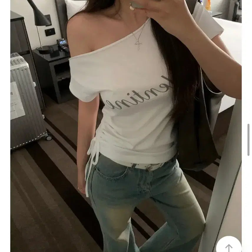 [BUNJANG] Baydely Off-Shoulder T-Shirt White / (한번착용) 지그재그 베이델리 오프숄더 티셔츠 화이트