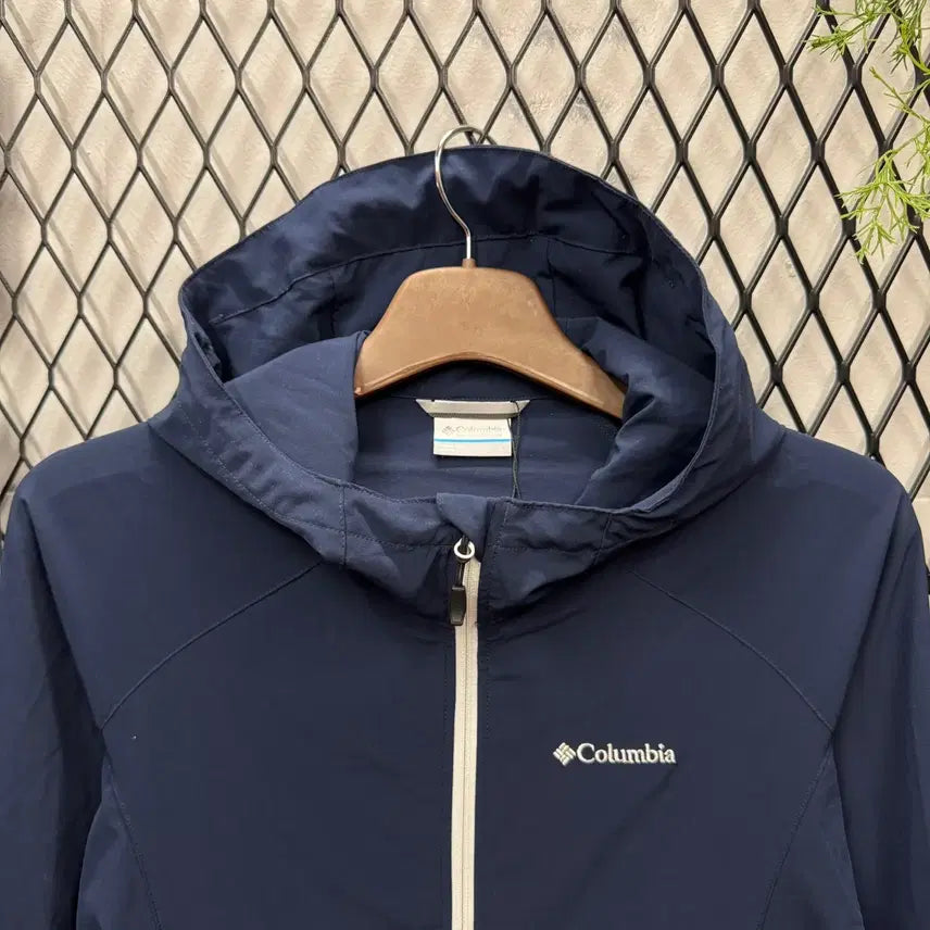 [BUNJANG] Columbia Hooded Windbreaker Jacket Navy / 컬럼비아 후드 바람막이 전면 로고 포인트 네이비