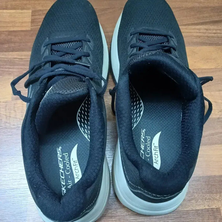 [BUNJANG] Skechers Air-Cooled Arch Fit Black Sneakers / 스케쳐스 Air-Cooled Arch Fit 블랙 운동화
