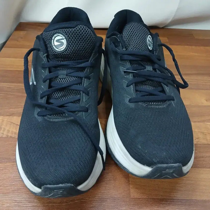 [BUNJANG] Skechers Air-Cooled Arch Fit Black Sneakers / 스케쳐스 Air-Cooled Arch Fit 블랙 운동화