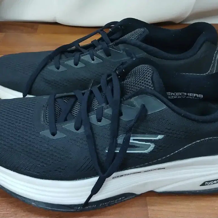 [BUNJANG] Skechers Air-Cooled Arch Fit Black Sneakers / 스케쳐스 Air-Cooled Arch Fit 블랙 운동화