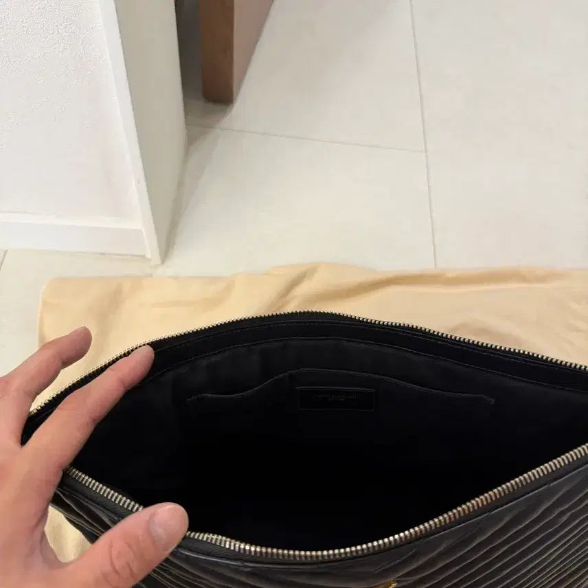 [BUNJANG] Saint Laurent Black Leather Quilted Clutch Bag / 생로랑 블랙 레더 클러치 백