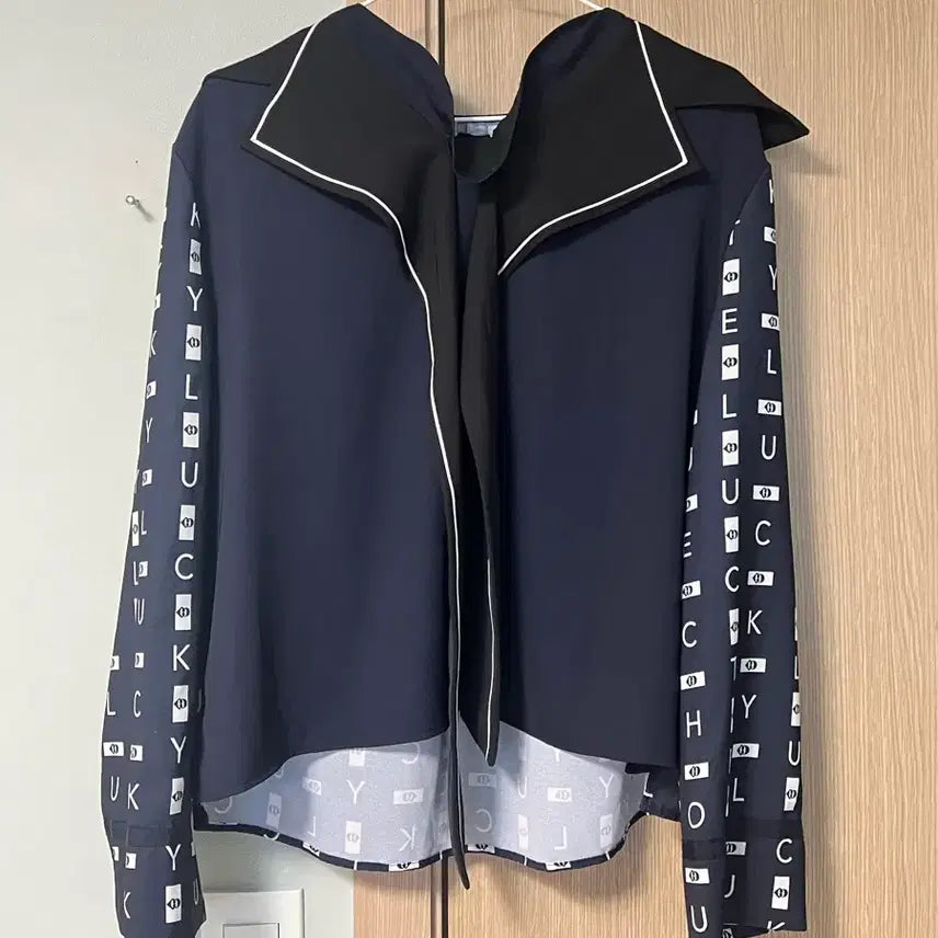 [BUNJANG] LUCKY CHOUETTE Navy Blouse Unique Font Pattern Collar / 럭키슈에뜨 네이비 블라우스