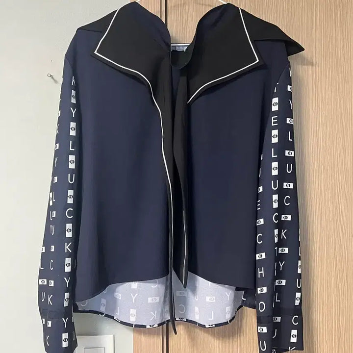 [BUNJANG] LUCKY CHOUETTE Navy Blouse Unique Font Pattern Collar / 럭키슈에뜨 네이비 블라우스