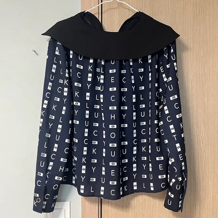 [BUNJANG] LUCKY CHOUETTE Navy Blouse Unique Font Pattern Collar / 럭키슈에뜨 네이비 블라우스