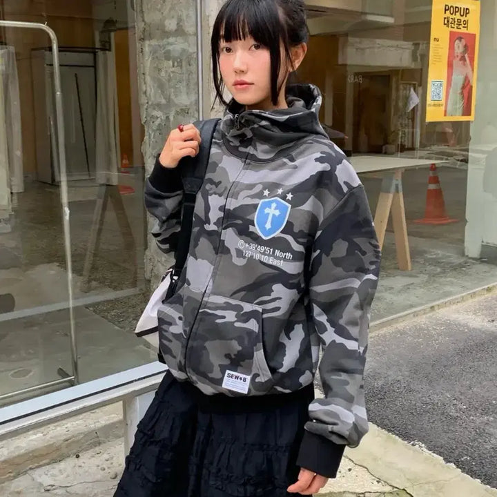[BUNJANG] SOVVIE High Neck Black Camo Hood Zip-Up (Semi-Oversized) / 쏘비 하이넥 블랙 카모 후드집업(세미오버)