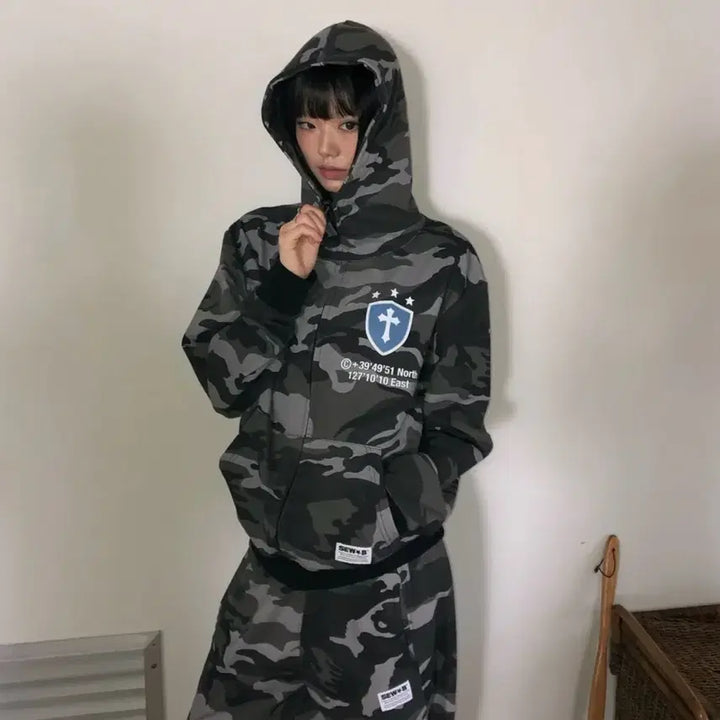 [BUNJANG] SOVVIE High Neck Black Camo Hood Zip-Up (Semi-Oversized) / 쏘비 하이넥 블랙 카모 후드집업(세미오버)