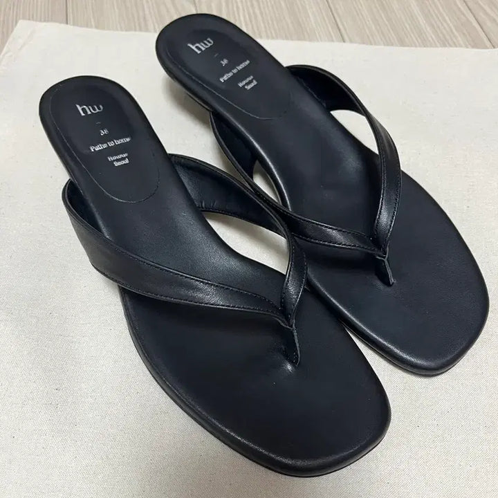 [BUNJANG] HOWUS Essential Flip-Flop Wedge Sandals (240) / HOWUS 호와스 에센셜 플립플롭 웨지쪼리힐 새상품 240