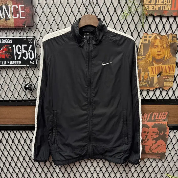 [BUNJANG] Nike Track Windbreaker Jacket Black White / 나이키 트랙 바람막이 전면 로고 포인트 블랙 화이트