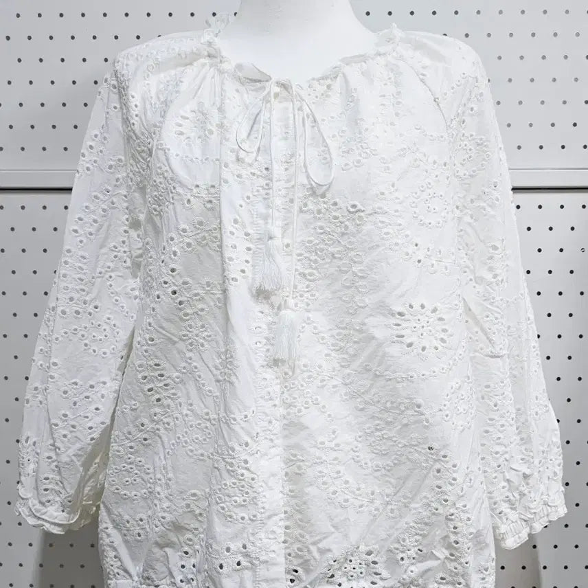[BUNJANG] Son Jung Wan Eyelet Punching Blouse White / SJ WANI 아일렛 펀칭블라우스 손정완 화이트 넥프릴 자수블라우스