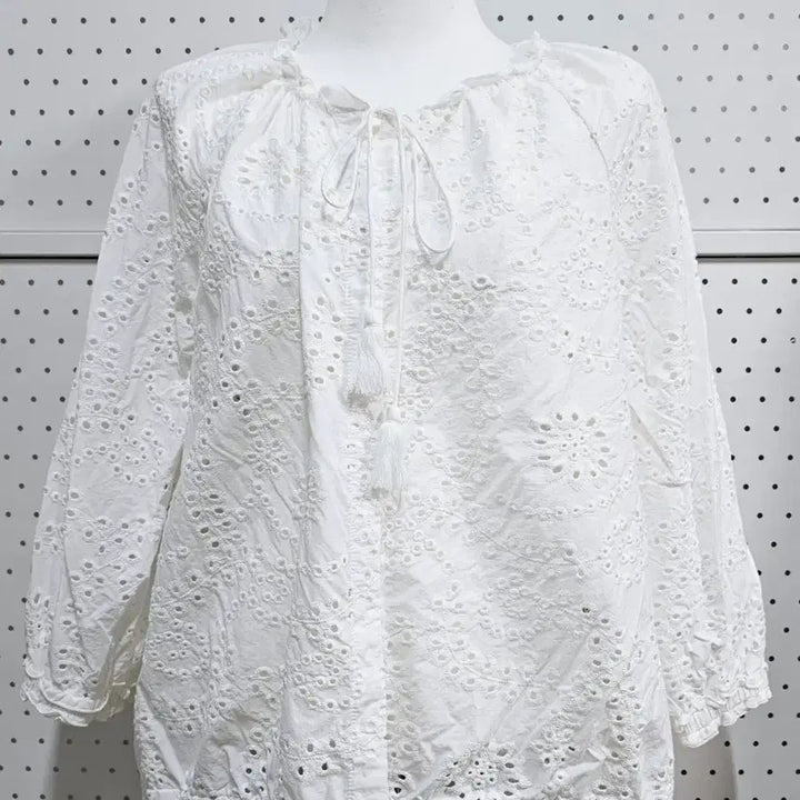 [BUNJANG] Son Jung Wan Eyelet Punching Blouse White / SJ WANI 아일렛 펀칭블라우스 손정완 화이트 넥프릴 자수블라우스