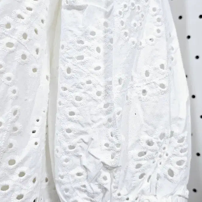 [BUNJANG] Son Jung Wan Eyelet Punching Blouse White / SJ WANI 아일렛 펀칭블라우스 손정완 화이트 넥프릴 자수블라우스