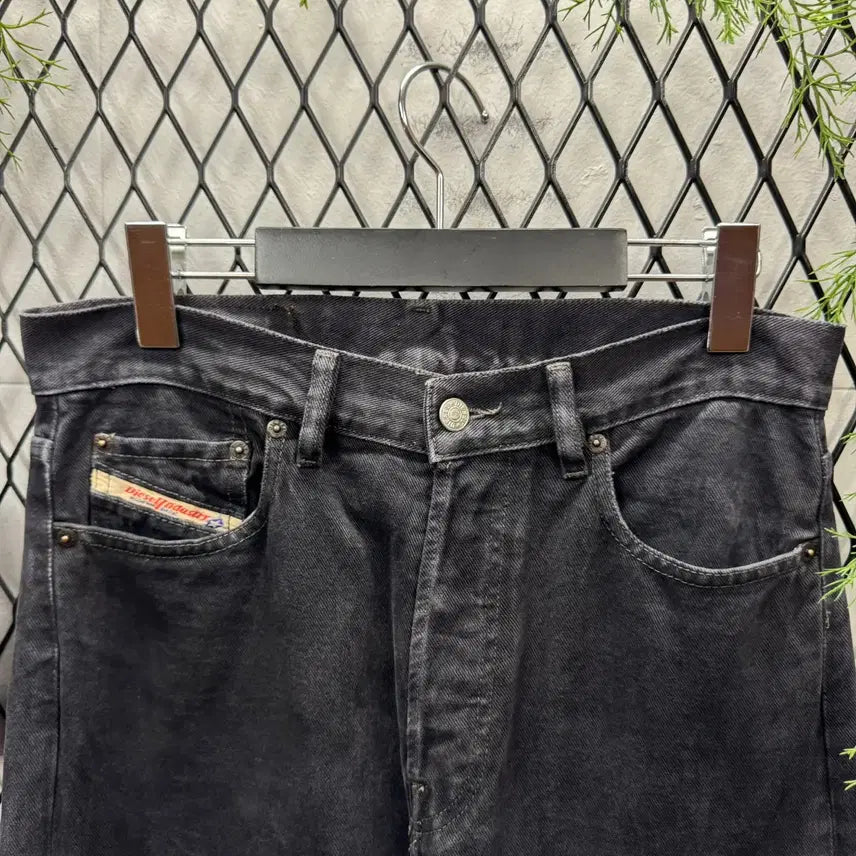 [BUNJANG] 90s Diesel Industry Fellow Denim Pants with Rear Patch Detail / 90s 디젤 인더스트리 펠로우 데님 팬츠 후면 패치 포인트 흑청